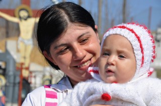 Die junge Frau besucht mit ihrem Kind die Beerdigung eines Freundes auf dem Friedhof in Copşa Mică. Viele Menschen werden nicht älter als 50 Jahre.  (Foto: Katrin Langhans)