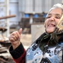 Die alte Frau wohnt nur etwa 300 Meter von der Fabrik entfernt. Sie klagt über starke Schmerzen in den Kniegelenken. (Foto: Katrin Langhans)