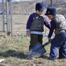 Die Zwillinge spielen auf dem Friedhof vor der Arbeitersiedlung. Hier liegt ihre Großmutter begraben. (Foto: Katrin Langhans)