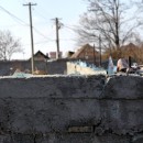 Sie ist mit Scherben gespickt, damit die Kinder der Siedlung nicht über die Mauer klettern können. (Foto: Steffi Unsleber)