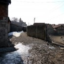 Der Eingang zur Roma-Siedlung, direkt neben der Schule (rechts), für Außenstehende kaum zu erkennen. (Foto: Steffi Unsleber)
