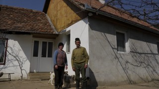 Die heutigen Bewohner des Grommeshofs Dominika und Sabin Burdeţ vor dem neu gebauten Haus