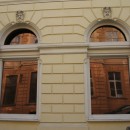 Fenster spiegeln die Gegensätze des Landes. (Foto: Undine Zimmer) Fenster spiegeln die Gegensätze des Landes. (Foto: Undine Zimmer)