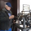 Ioan Grunca vor dem alten Uhrwerk: „Die Zeit ist stehen geblieben.“