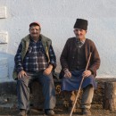 Ein Spindelmacher (links) mit einem Bekannten im Dorf Hochfelden. 