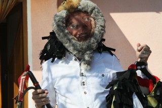 Sächsische Traditionen leben weiter – aber hinter dieser Maske verbirgt sich ein Rumäne (Foto: Stefan Junger)