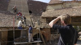 Heutzutage muss ein Burghüter Bauarbeiten an seiner Kirchenburg beaufsichtigen (Foto: Nancy Waldmann)