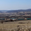 Vom Hügelland aus sieht man die Karpatenmeat-Farm in Nocrich – eine ehemalige Kolchose, die die Firma für ihre Zwecke umgebaut und modernisiert hat. 