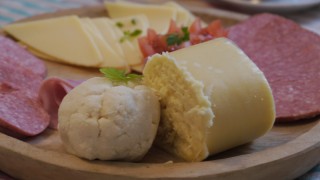 Käse kommt meistens als Rolle auf den Frühstückstisch  (Foto: Undine Zimmer)
