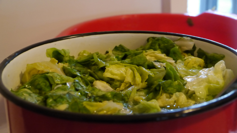 Salat im Suppentopf – eine Spezialität der rumänischen Küche (Fotos: Undine Zimmer)