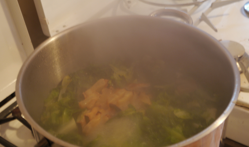 Je nach Größe des Topfes sechs bis zehn Eier miteinander verquirlen und zur Seite stellen. Zwei bis drei Löffel Mehl und etwas Milch gut verrühren und die Suppe andicken. Die Suppe nochmals aufkochen und die verquirlten Eier langsam unter ständigem Rühren unter die Suppe mischen.