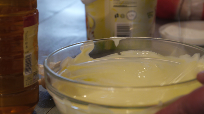 Zum Schluss zwei Eigelb mit saurer Sahne, einem guten Schuss weißem Essig, Salz und Pfeffer verquirlen und unter die Suppe rühren. Noch fünf Minuten köcheln lassen und dann servieren.