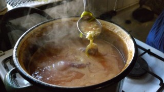 Die kleinen „Fetzen“ sind genauso gut wie Nudeln aus dem Laden (Foto: Undine Zimmer)