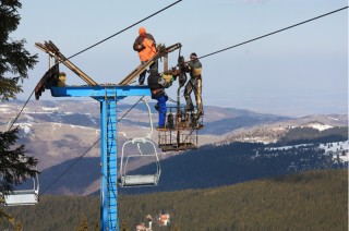 Kurzer Reparaturstop in luftiger Höhe (Foto: Barbara Opitz)