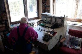 Die Talstation der „Hohen Rinne“ liegt auf 1400 Meter. Das Lifthäuschen versprüht Sowjet-Charme: grauer Schaltpult, graues Telefon, grauer Mann. Es ist ein ruhiger Nachmittag für den Liftwart; genau drei Personen wollen nach oben. (Foto: Dominik Drutschmann)