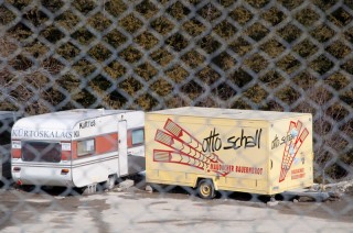 Der Parkplatz an der „Hohen Rinne“ erinnert an einen Schrottplatz: Ausrangierte Anhänger, aufgebockte Autos im Schnee. (Foto: Dominik Drutschmann)