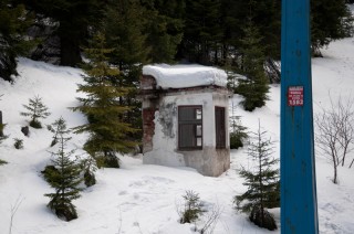 Der Lift hat schon bessere Zeiten gesehen. Seit mehr als 40 Jahren befördert er Skifahrer nach oben – der Lack ist ab. (Foto: Dominik Drutschmann)