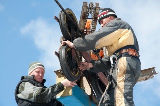 Benutzung auf eigene Gefahr: Während der Fahrt hält der Lift immer mal wieder an. Mechaniker ziehen die Schrauben an den einzelnen Masten nach. (Foto: Dominik Drutschmann)