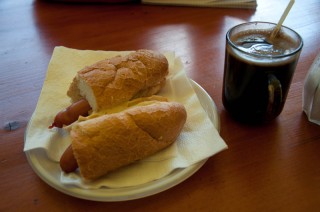 Neben Hotdogs werden Sandwich-Toasts serviert – das war's. Das Brot ist hart, die Wurst lauwarm. Essen sollte man lieber nach dem Skifahren in Hermannstadt. (Foto: Dominik Drutschmann)