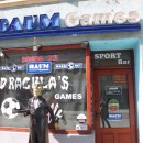 Über alldem wacht der Patron Dracula. (Foto: Stefanie Maeck) Über alldem wacht der Patron Dracula. (Foto: Stefanie Maeck)