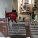 Alles ist für den Gottesdienst bereit, die Paramente hängen, Gesangsbücher liegen bereit. Doch die Sonntagsbesucher bleiben fern. (Foto: Stefan Junger)