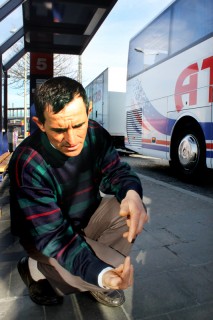 Der Saisonarbeiter Anton Gheorghe führt vor, wie Spargel geerntet wird (Foto: Lena Müssigmann)