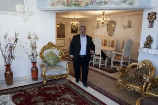 Der König der Roma, Florin Cioaba, in seinem Thronsaal 